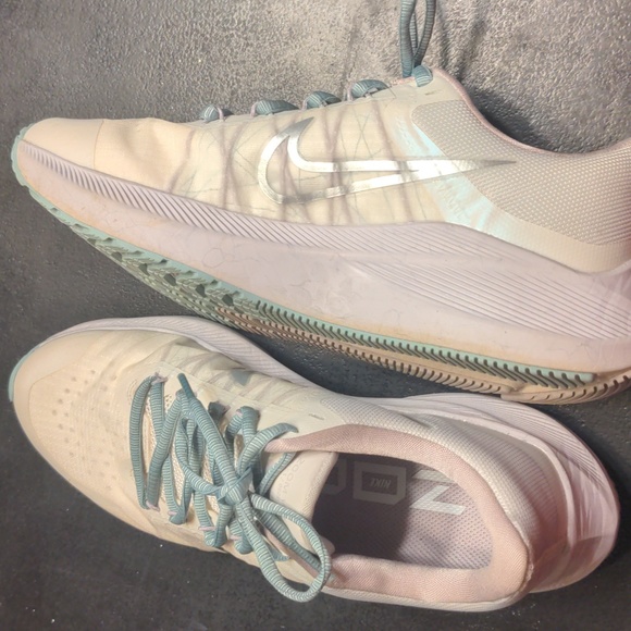 Women's Nike Winflo Zoom 8, size 9, like new, white and light blue and silver - Picture 4 of 8